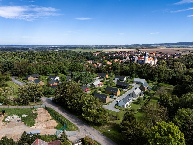 Stavební pozemky v malebné obci Žleby – ideální místo pro váš nový domov